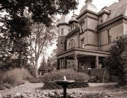 Visitors have experienced a tapping on their shoul Visitors have experienced a tapping on their shoulders and upon turning around, finding no one. Some say that Mary and Frank Henderson, the original o